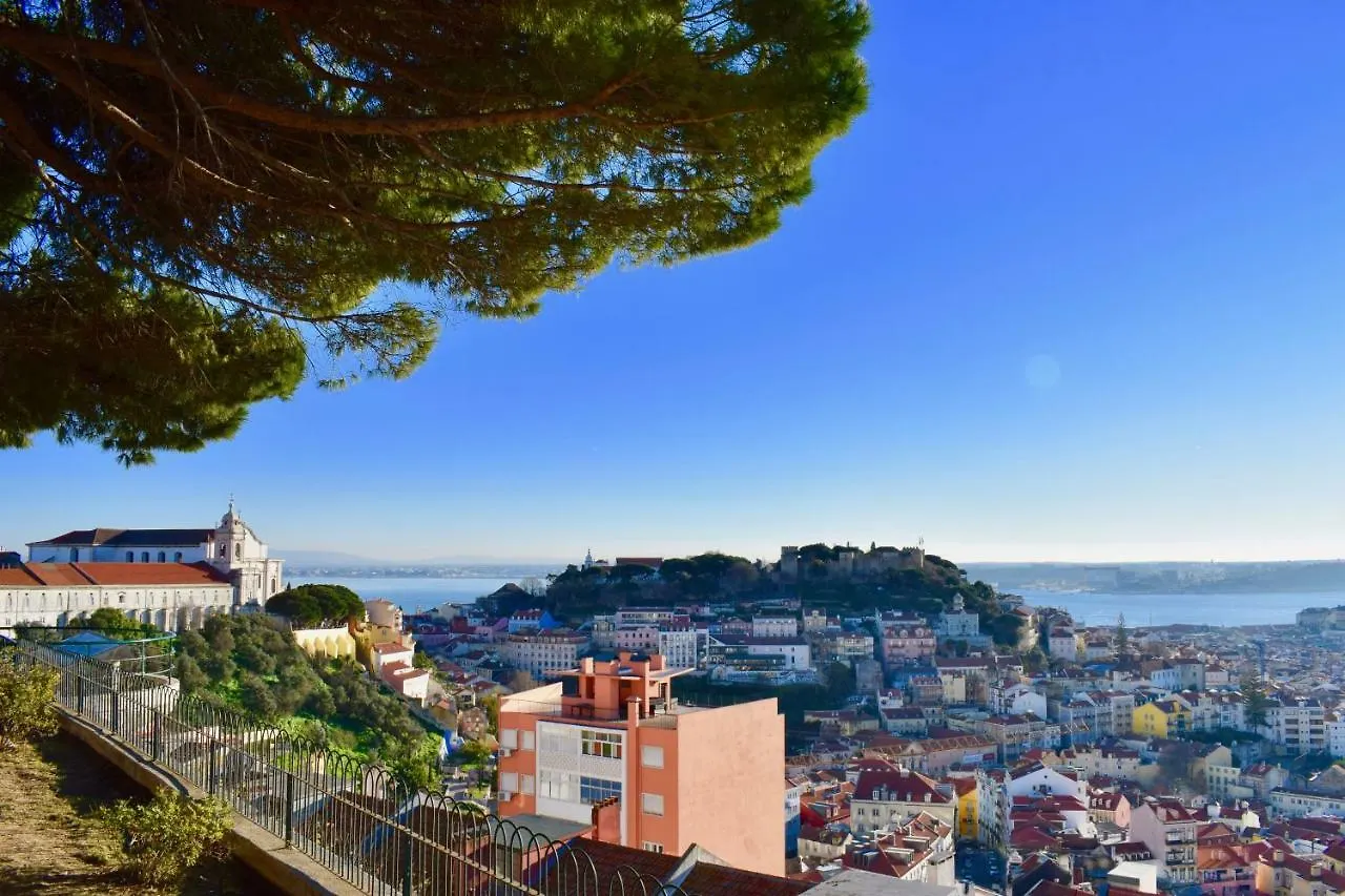 Aesthetic Riverview Apartment In Historical Lisbon