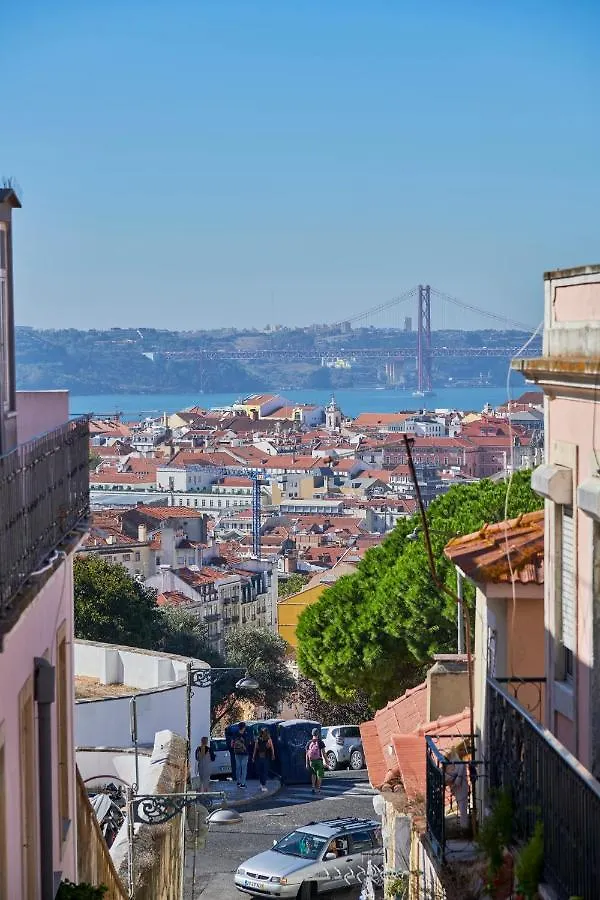 Aesthetic Riverview Apartment In Historical Lisbon