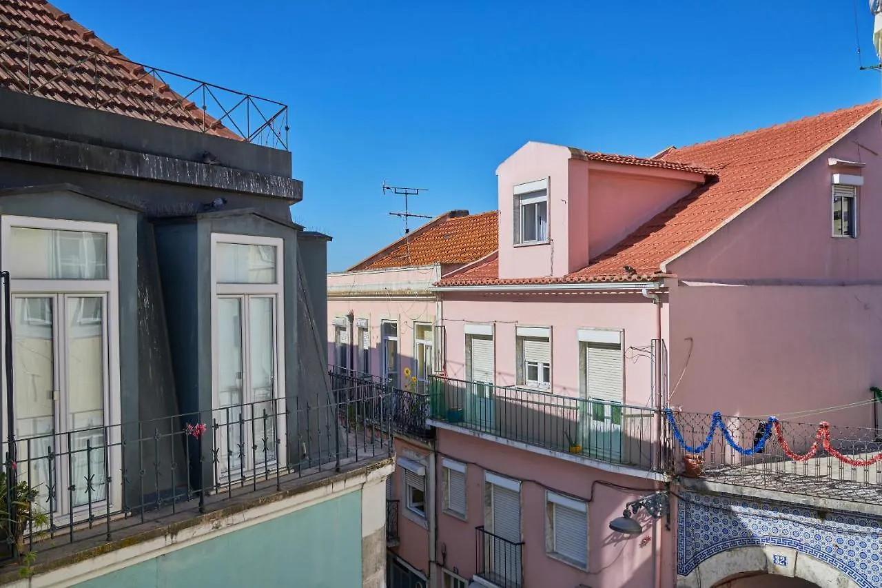 Aesthetic Riverview Apartment In Historical Lisbon