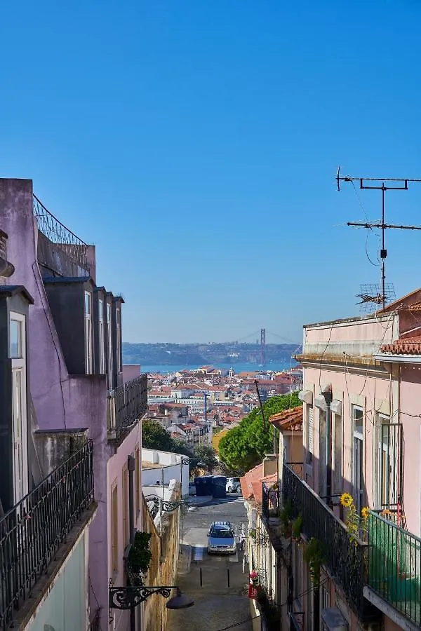 Aesthetic Riverview Apartment In Historical Lisbon