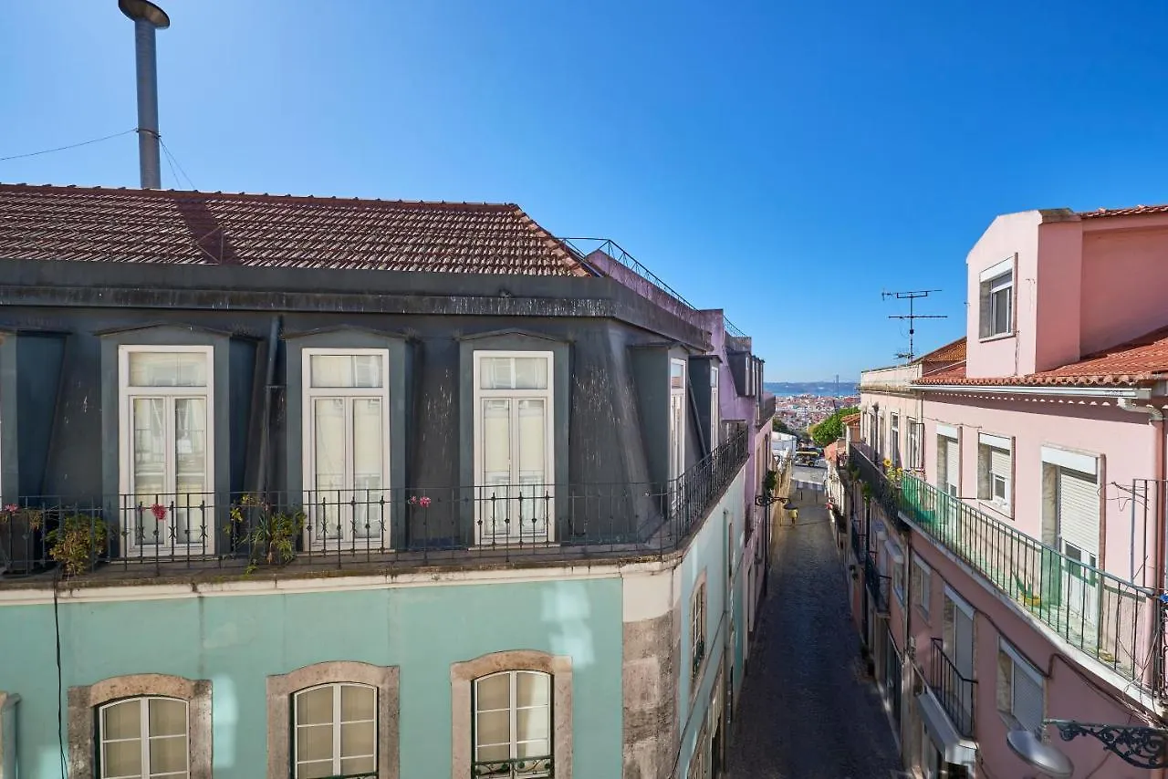 Aesthetic Riverview Apartment In Historical Lisbon